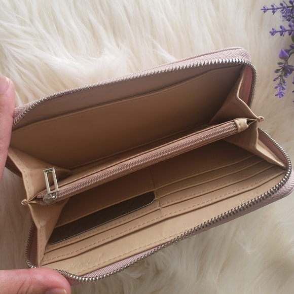 GUESS Wallet - Picture 4 of 5